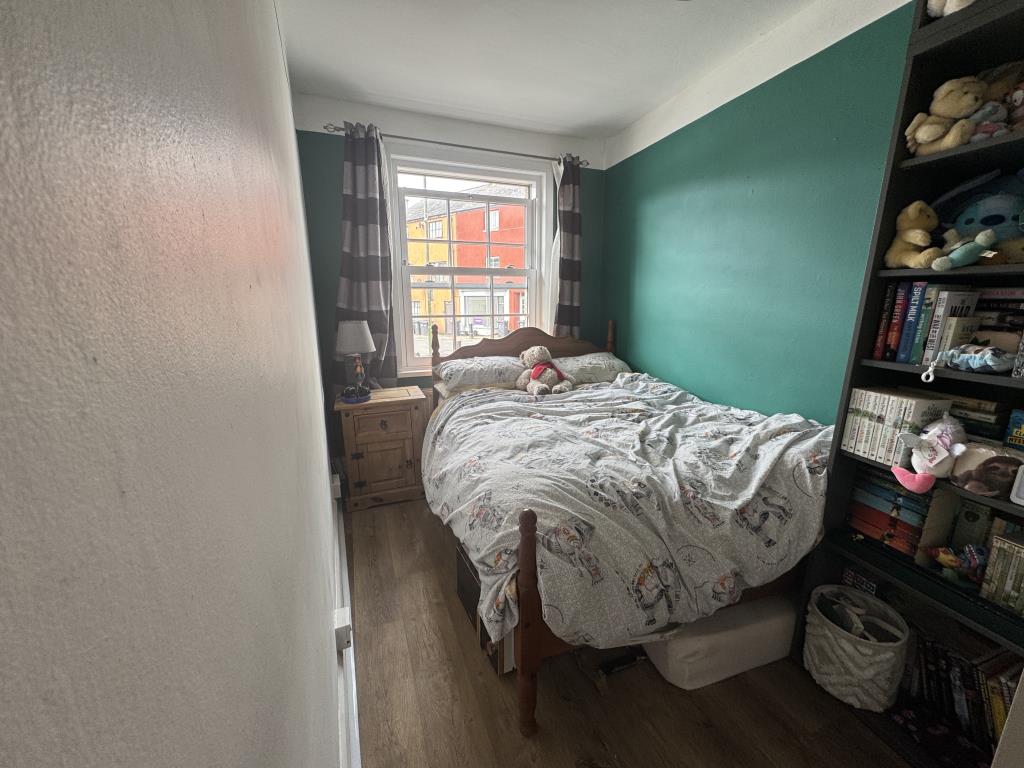 Lot: 43 - MID-TERRACE HOUSE FOR OCCUPATION OR INVESTMENT - Bedroom one